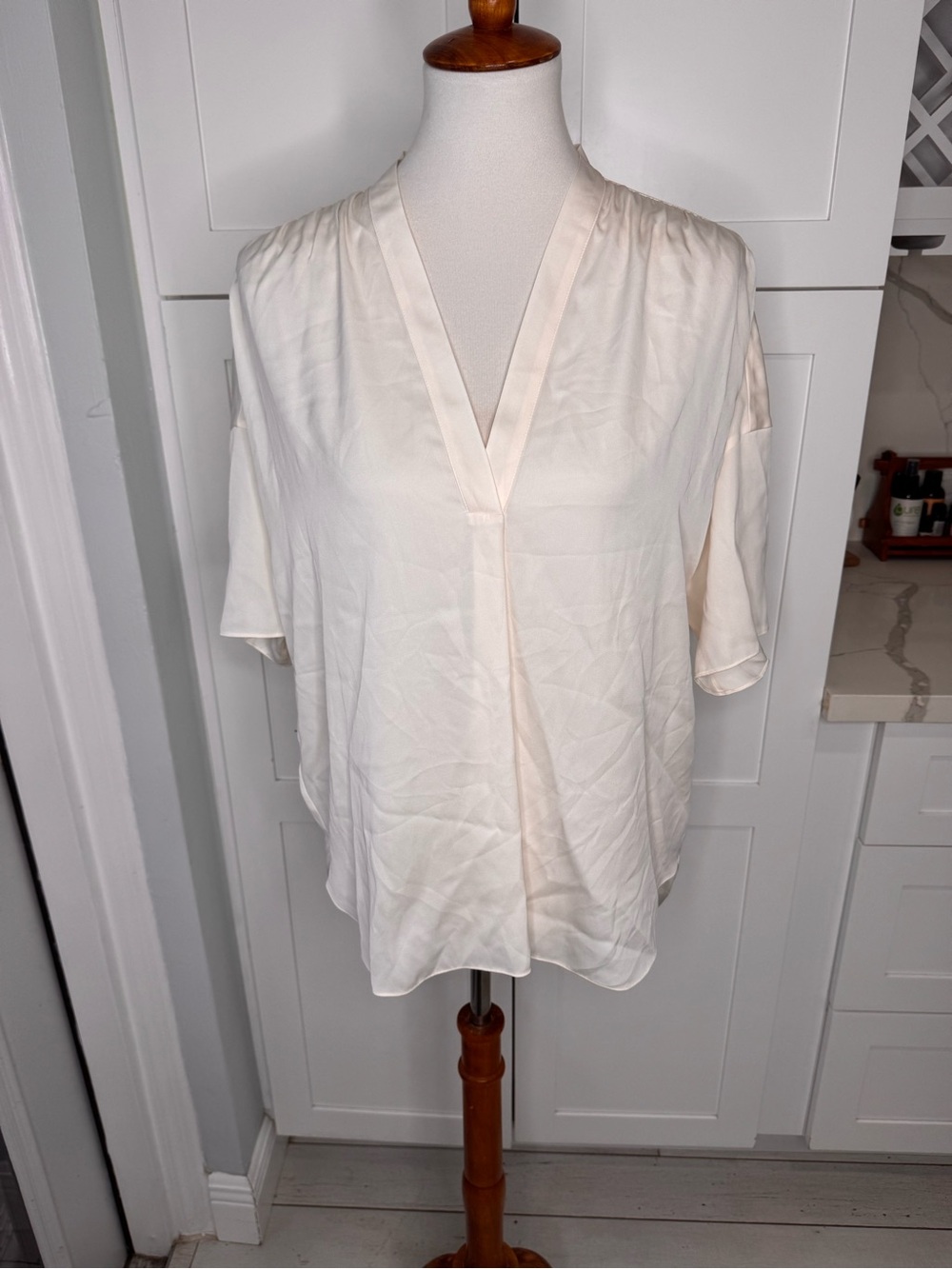 Vince Women’s Deep V-Neck Ivory Silk Popover Blouse Size Medium Relaxed Fit